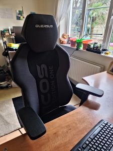 Quersus ICOS Edition ONE Gaming-Stuhl am Schreibtisch