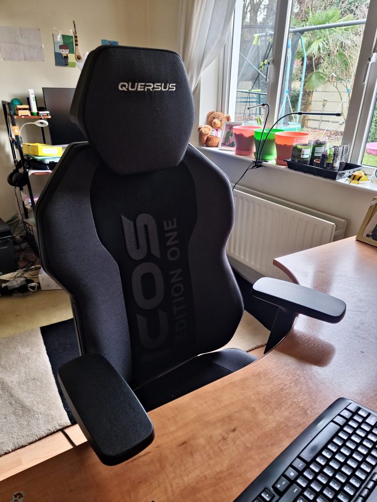 Quersus ICOS Edition ONE Gaming-Stuhl am Schreibtisch