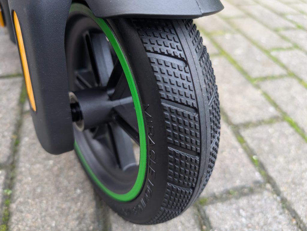 Reifenprofil des Acer AES023 E-Scooters