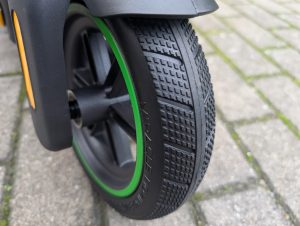 Reifenprofil des Acer AES023 E-Scooters