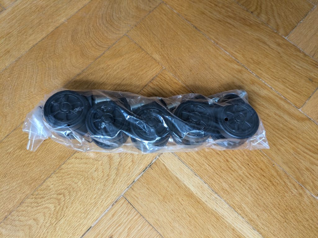 Rollen des Robas Lund DX Racer 6 OHFD32NW Gaming Stuhls verpackt