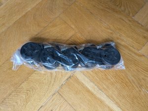 Rollen des Robas Lund DX Racer 6 OHFD32NW Gaming Stuhls verpackt