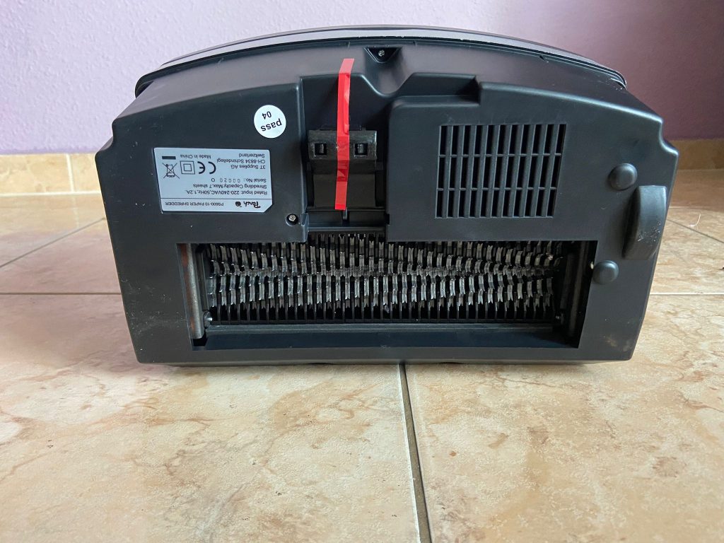 Schneidblock des Peach PS600-10 Aktenvernichters von unten