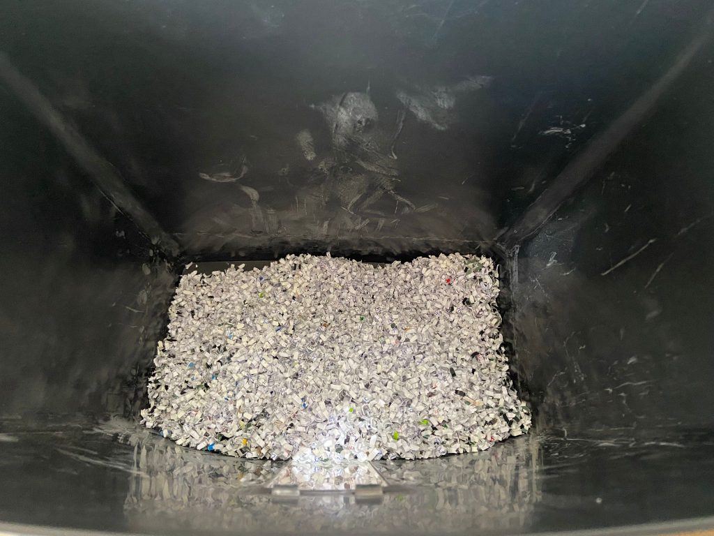 Schnipsel des Peach PS600-10 Aktenvernichters