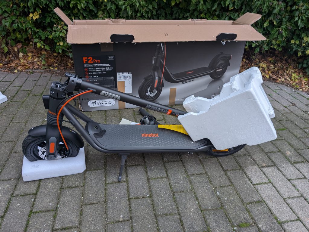 Segway Ninebot F2 Pro E-Scooter mit Verpackung
