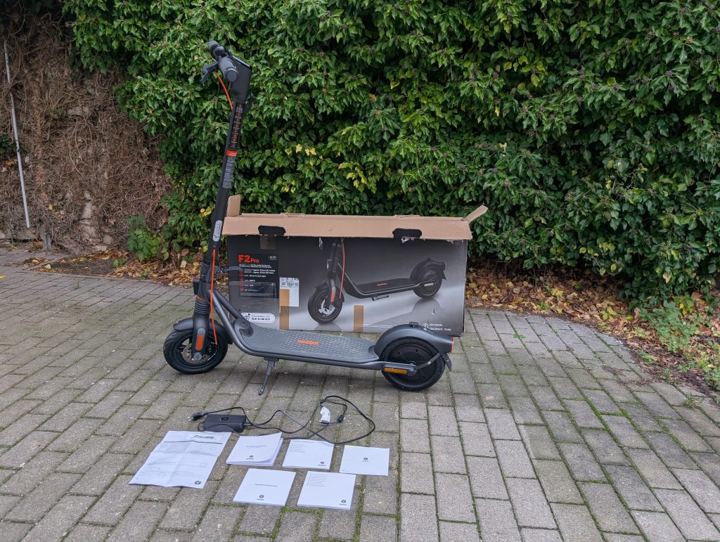 Segway Ninebot F2 Pro E-Scooter mit Verpackung und Zubehör