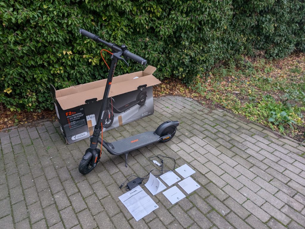 Segway Ninebot F2 Pro E-Scooter mit Verpackung und Zubehör (2)