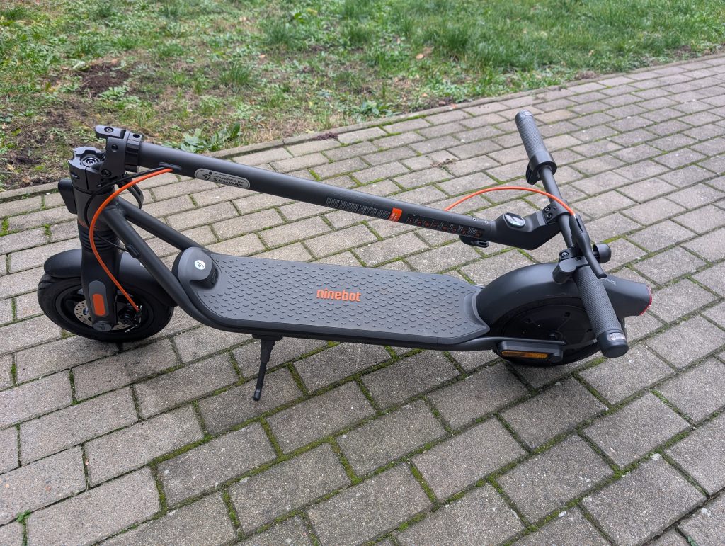 Segway Ninebot F2 Pro E-Scooter zusammengeklappt
