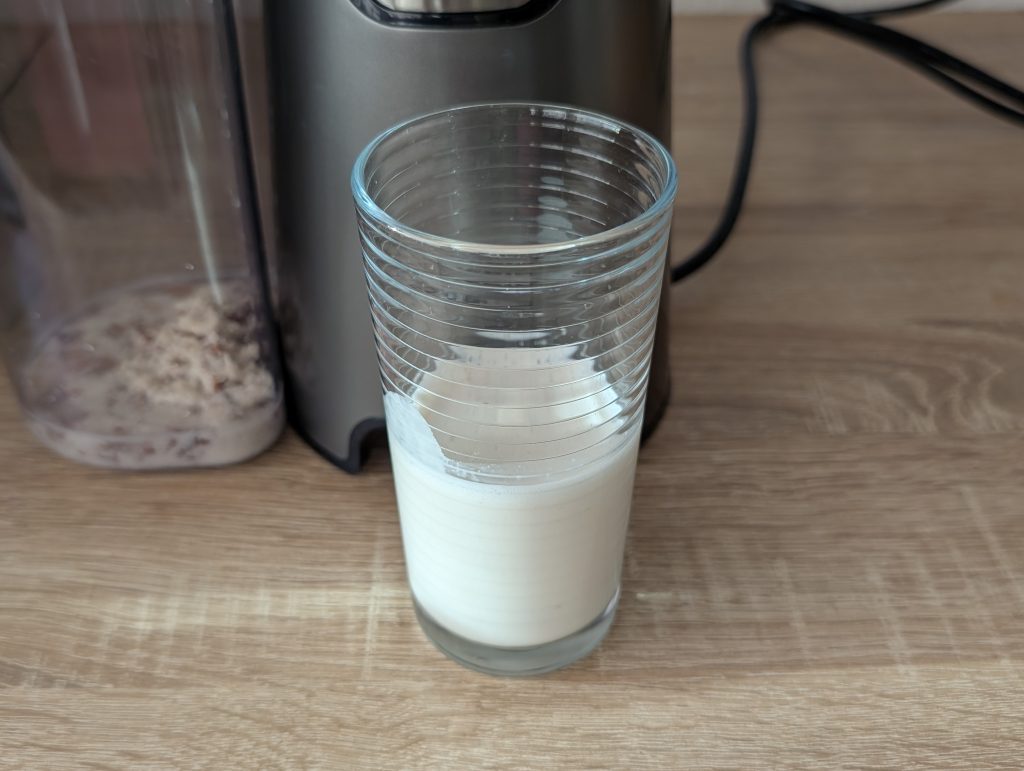 Severin ES 3571 Slow-Juicer Mandelmilch im Glas
