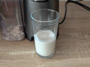 Severin ES 3571 Slow-Juicer Mandelmilch im Glas