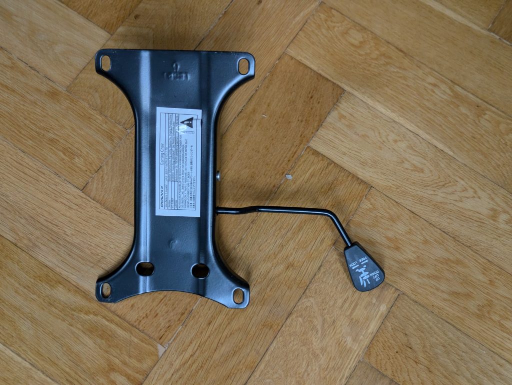 Sitzmechanik des Dowinx LS 6689 Gaming-Stuhls von unten