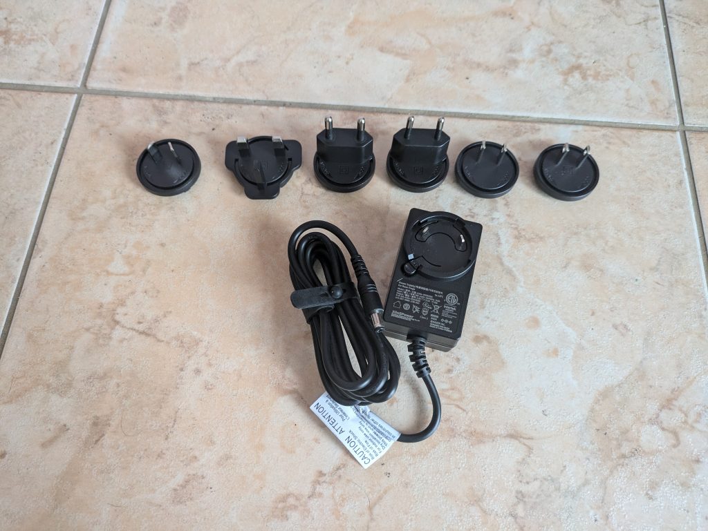 Stromadaptder des Razer Freyja Gaming-Sitz-Kissens