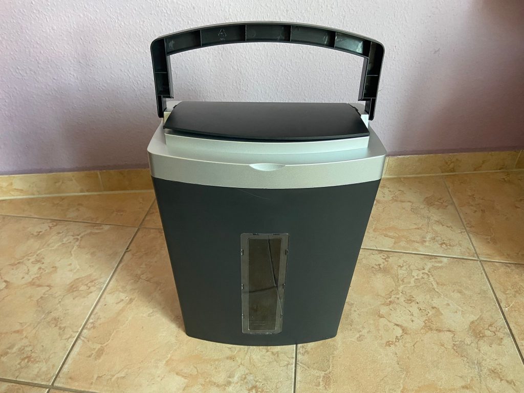 Tragegriff des Peach PS600-10 Aktenvernichters