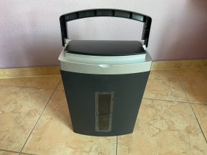 Tragegriff des Peach PS600-10 Aktenvernichters