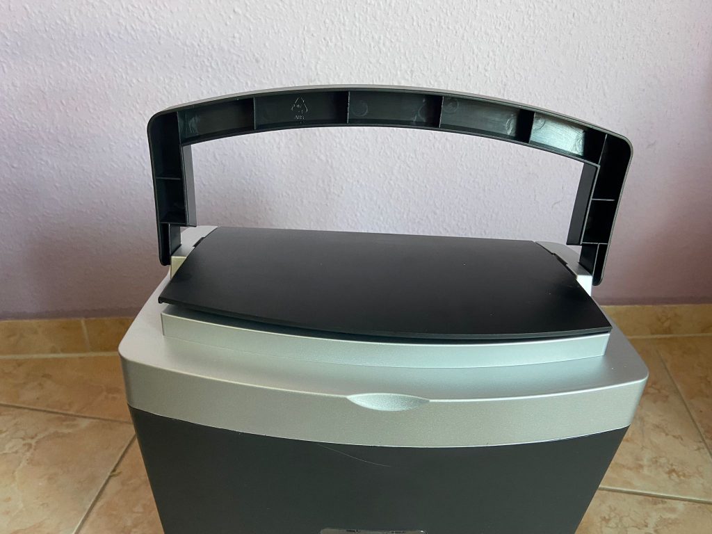 Tragegriff des Peach PS600-10 Aktenvernichters von hinten