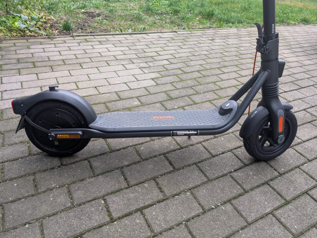 Trittefläche des Segway Ninebot F2 Pro E-Scooters