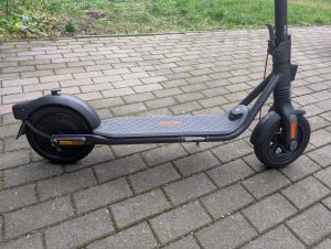 Trittefläche des Segway Ninebot F2 Pro E-Scooters