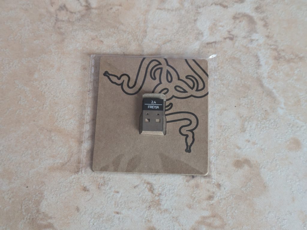 USB-Dongle des Razer Freyja Gaming-Sitz-Kissens