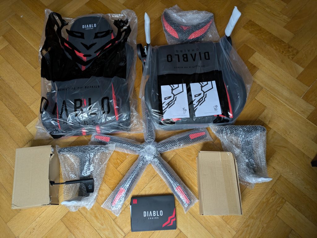 Verpackter Lieferumfang des Diablo X-Ray 2.0 Gaming-Stuhls