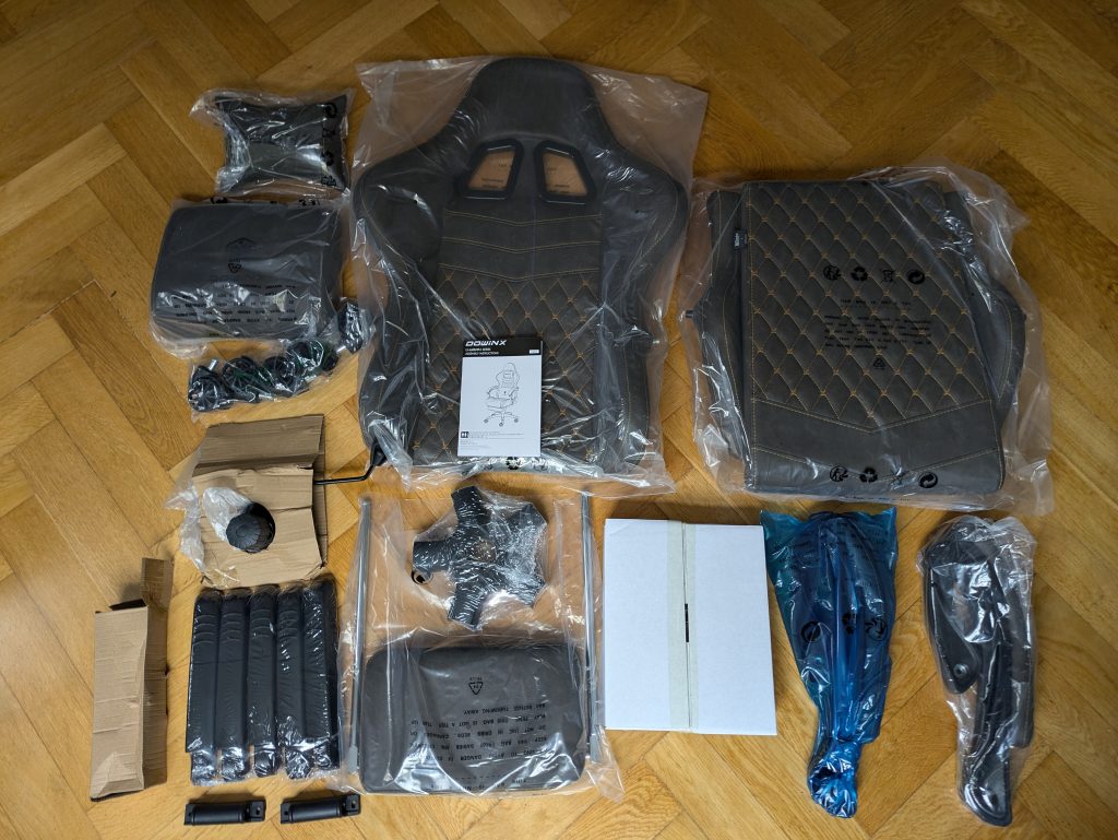 Verpackter Lieferumfang des Dowinx LS 6689 Gaming-Stuhls
