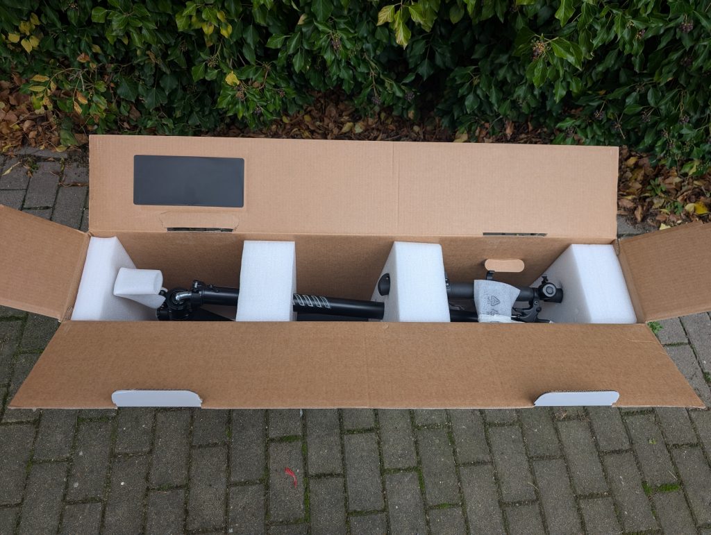 Verpackung des Acer AES023 E-Scooters geöffnet