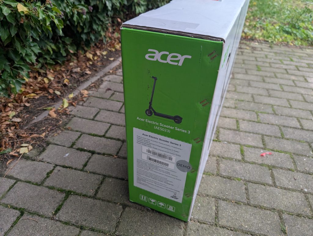 Verpackung des Acer AES023 E-Scooters von links