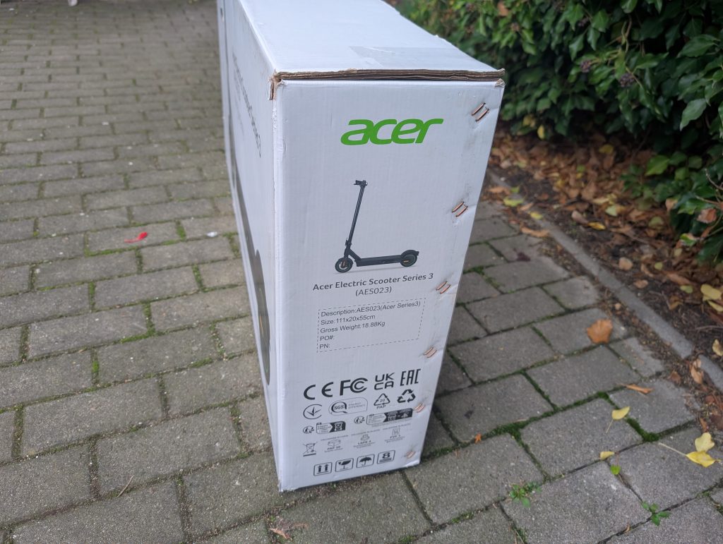 Verpackung des Acer AES023 E-Scooters von rechts