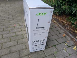 Verpackung des Acer AES023 E-Scooters von rechts