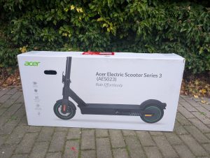 Verpackung des Acer AES023 E-Scooters von vorne