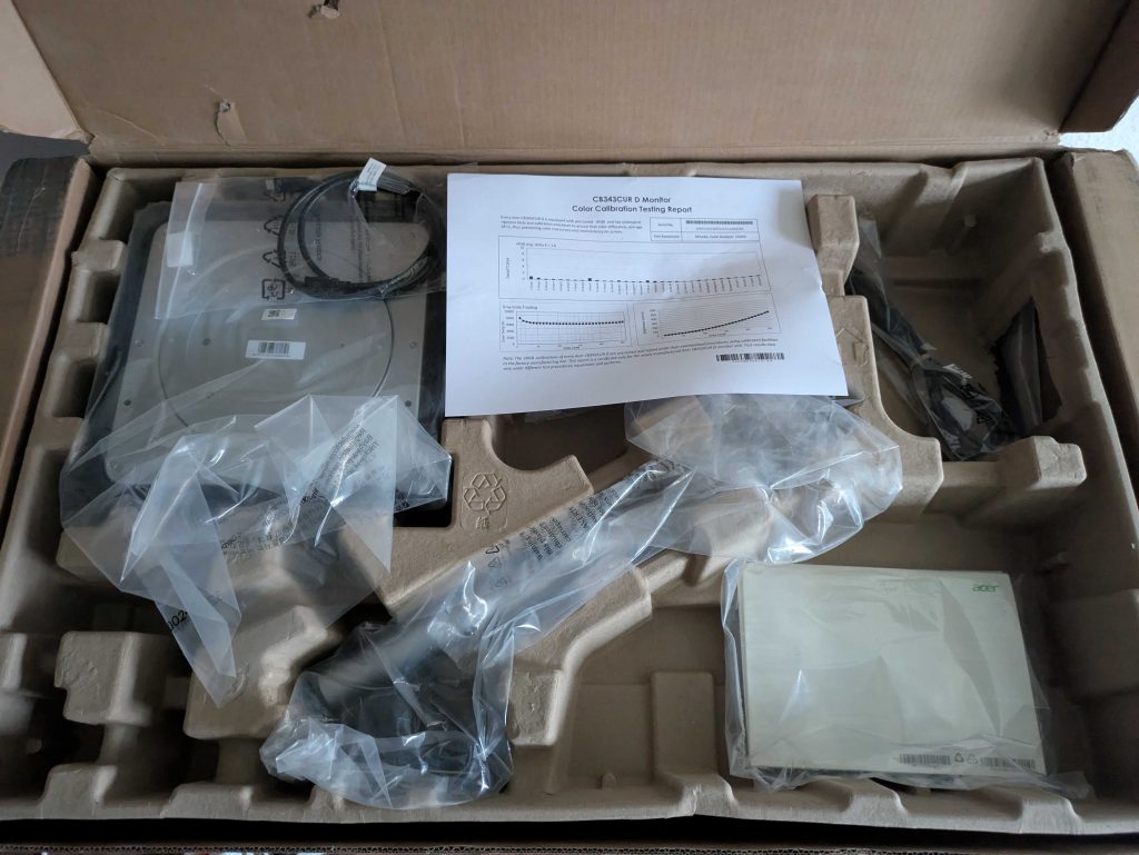 Verpackung des Acer VERO CB343CURD Monitors geöffnet