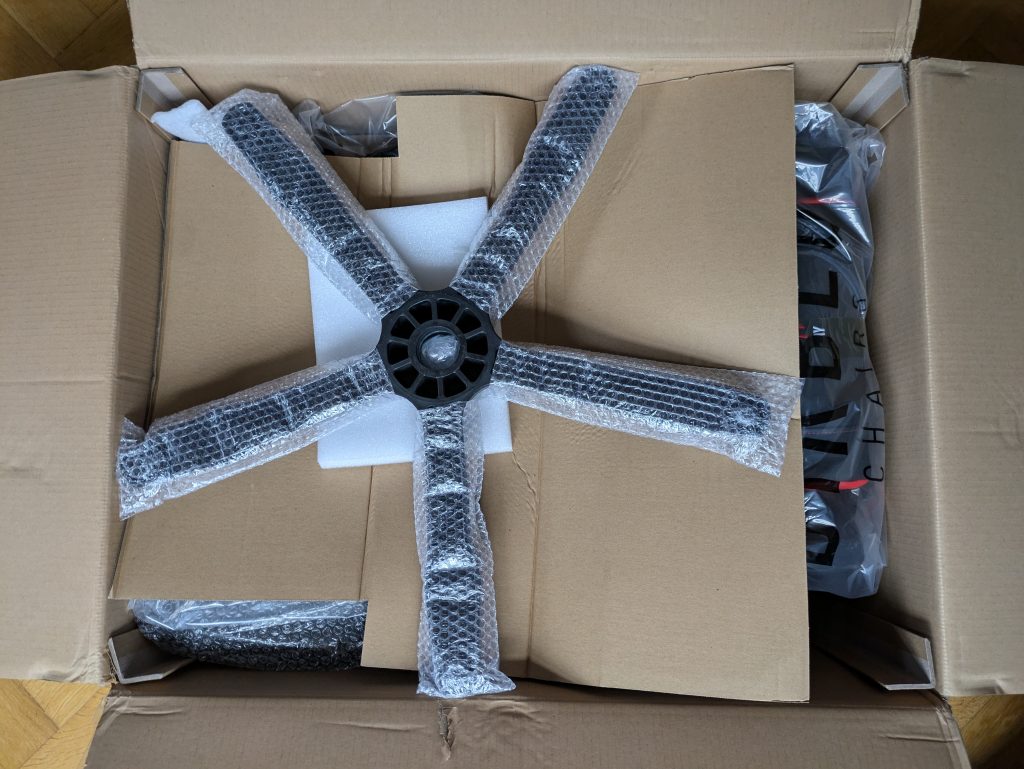 Verpackung des Diablo X-Ray 2.0 Gaming-Stuhls geöffnet