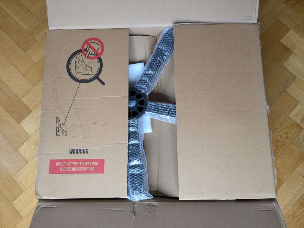 Verpackung des Diablo X-Ray 2.0 Gaming-Stuhls teilweise geöffnet