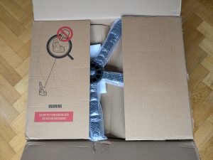 Verpackung des Diablo X-Ray 2.0 Gaming-Stuhls teilweise geöffnet
