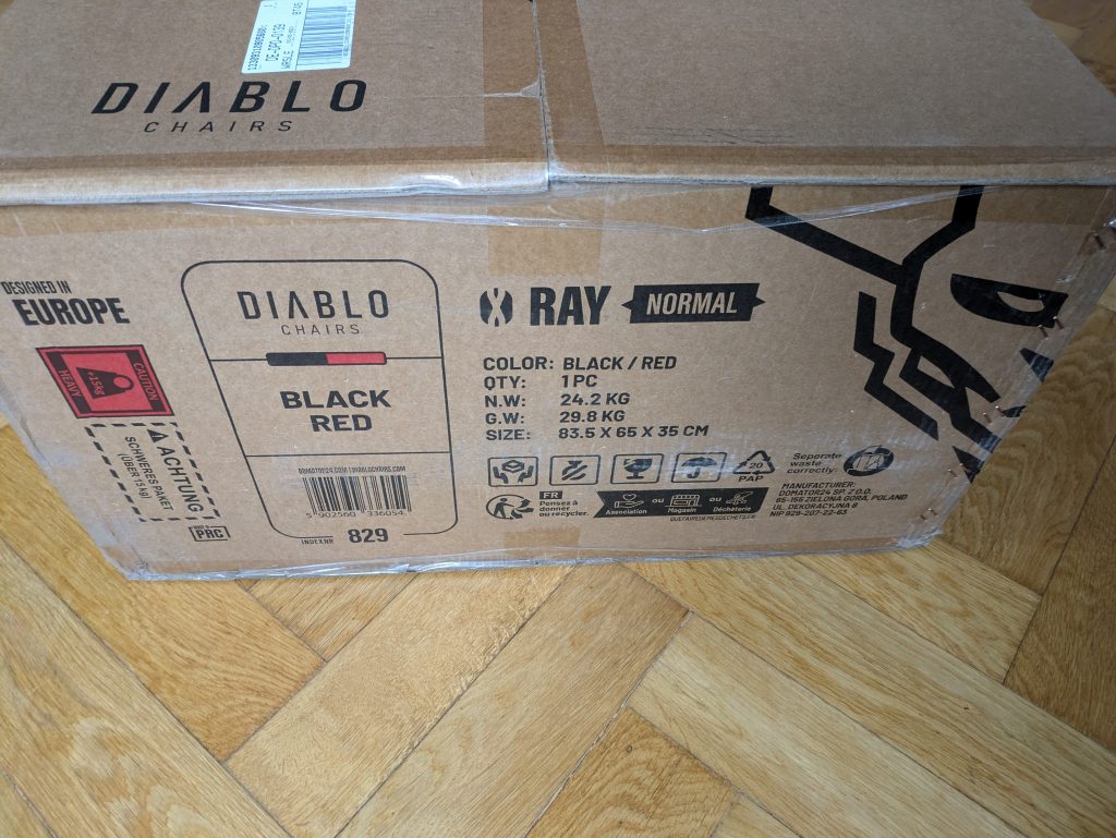 Verpackung des Diablo X-Ray 2.0 Gaming-Stuhls von der Seite in der Nahansicht