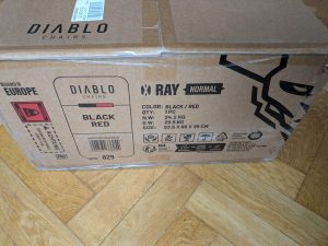 Verpackung des Diablo X-Ray 2.0 Gaming-Stuhls von der Seite in der Nahansicht