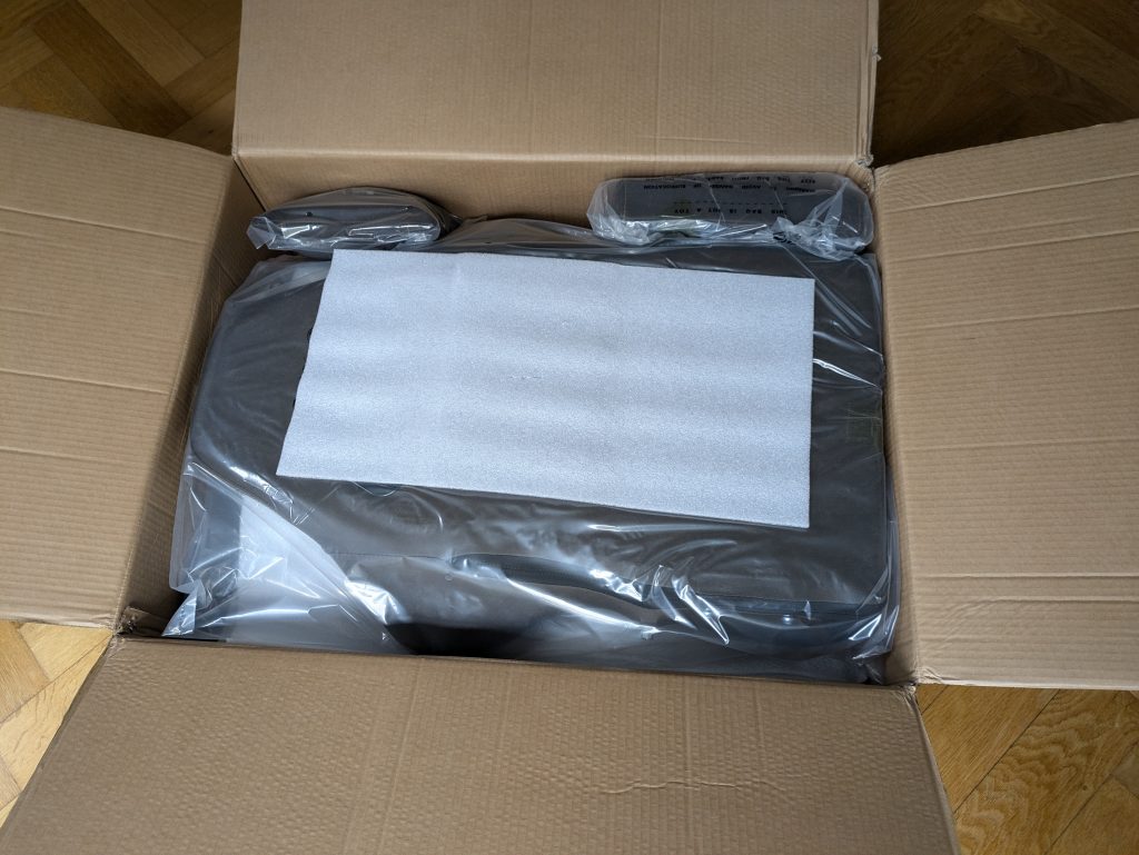 Verpackung des Dowinx LS 6689 Gaming-Stuhls geöffnet