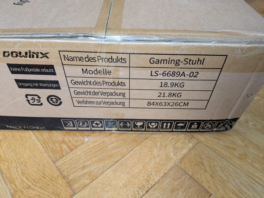 Verpackung des Dowinx LS 6689 Gaming-Stuhls von der Seite in der Nahansicht