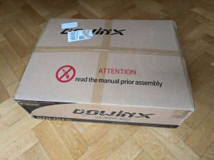 Verpackung des Dowinx LS 6689 Gaming-Stuhls von vorne