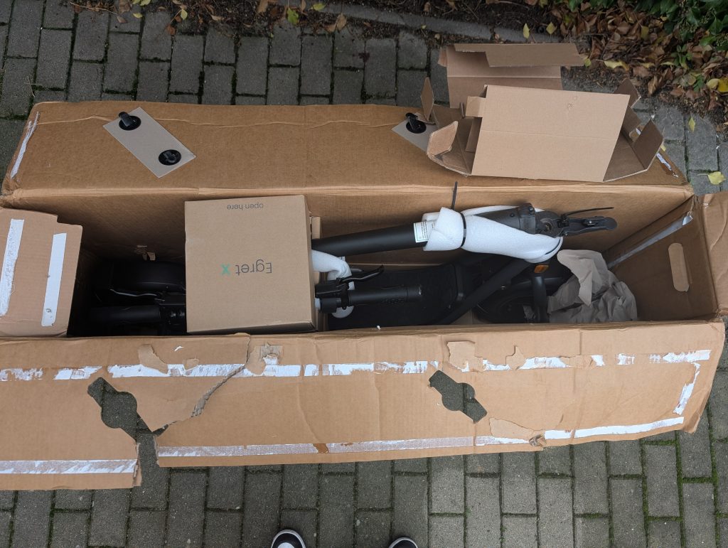 Verpackung des Egret X+ E-Scooters geöffnet