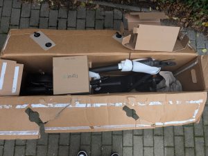 Verpackung des Egret X+ E-Scooters geöffnet