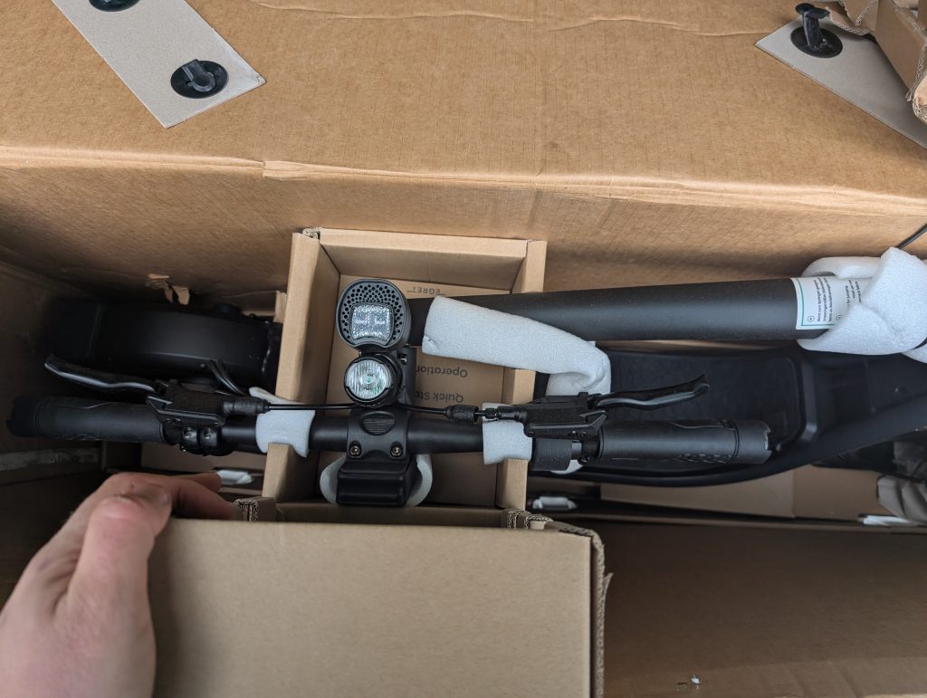 Verpackung des Egret X+ E-Scooters geöffnet, v2