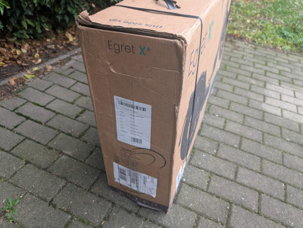 Verpackung des Egret X+ E-Scooters von links