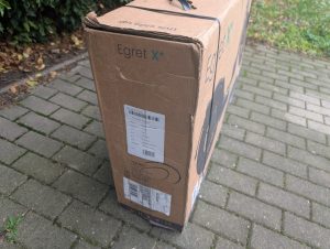 Verpackung des Egret X+ E-Scooters von links