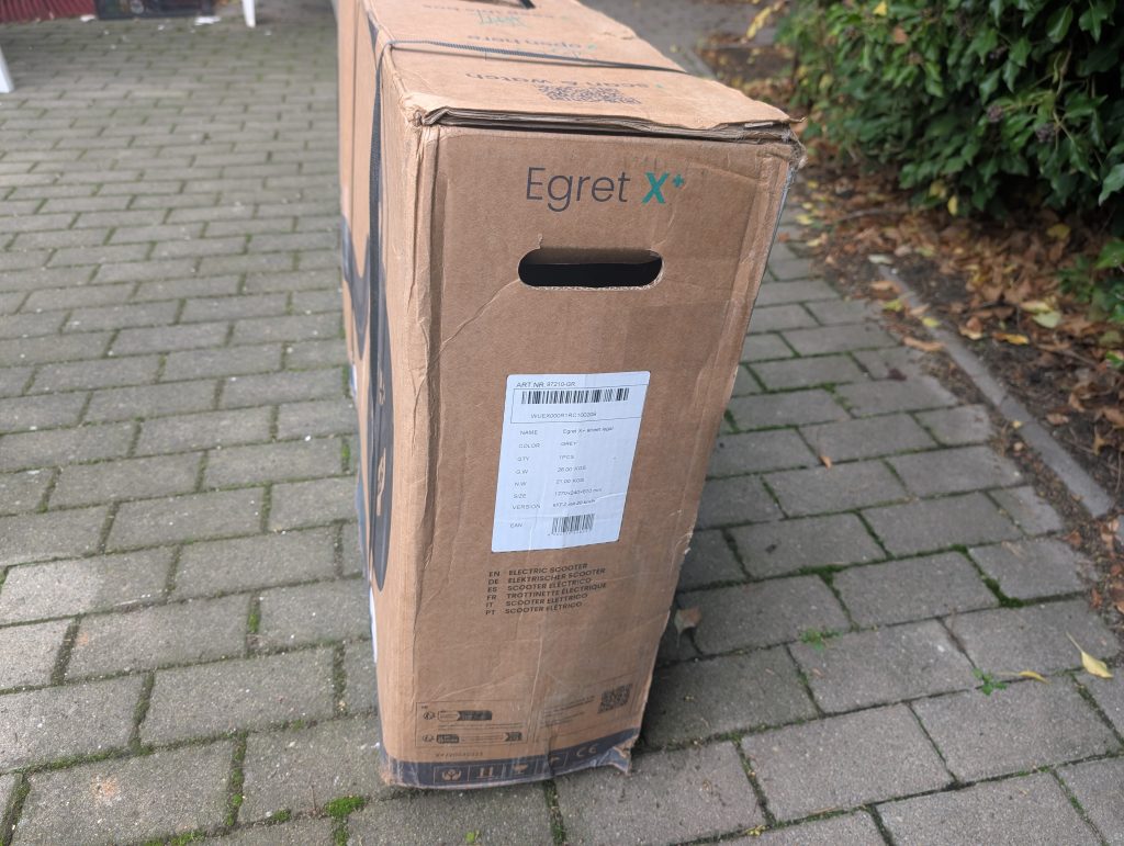 Verpackung des Egret X+ E-Scooters von rechts