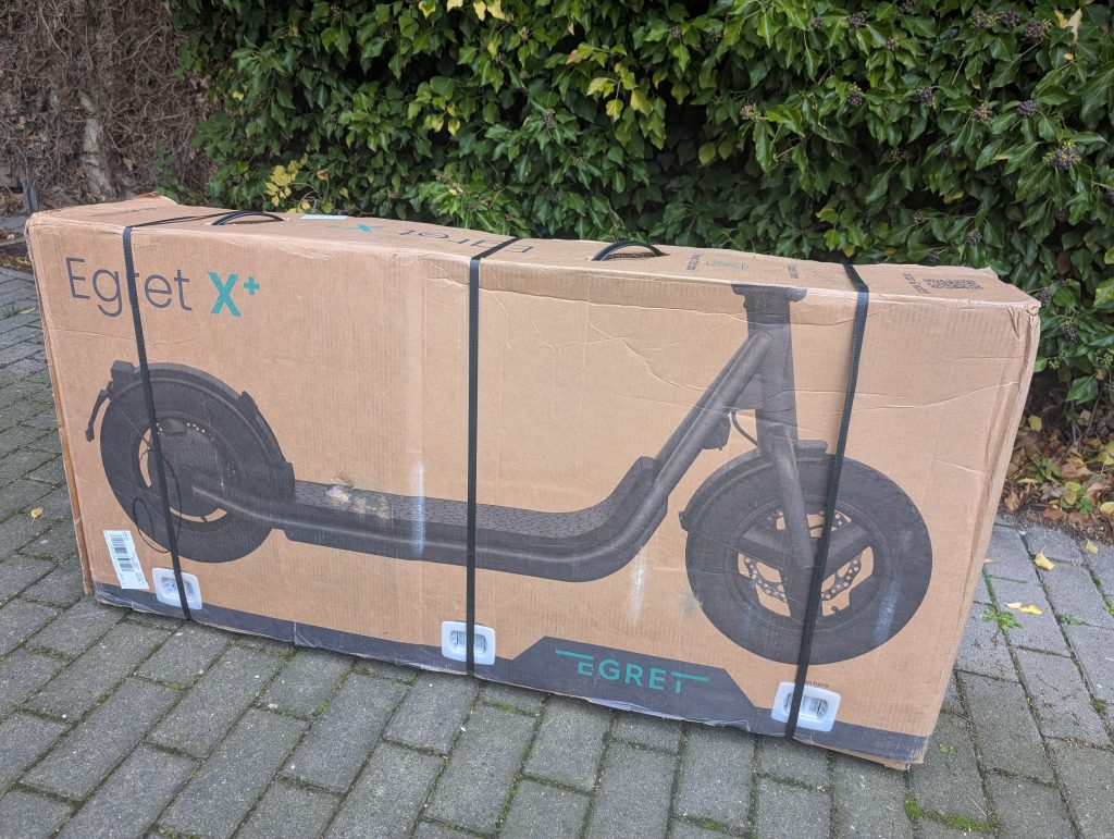 Verpackung des Egret X+ E-Scooters von vorne