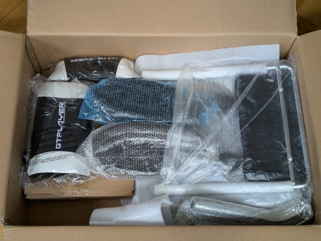 Verpackung des GTPLAYER GT800A Gaming-Stuhls geöffnet (2)