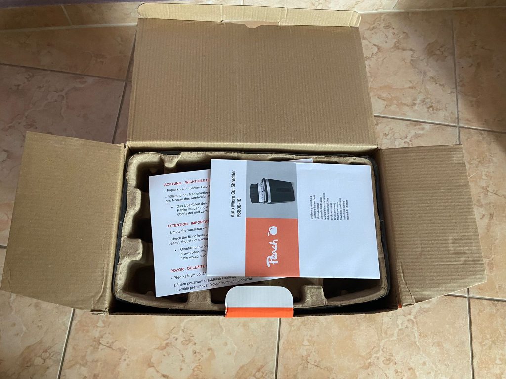 Verpackung des Peach PS600-10 Aktenvernichters geöffnet