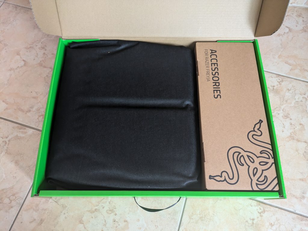 Verpackung des Razer Freyja Gaming-Sitz-Kissens geöffnet