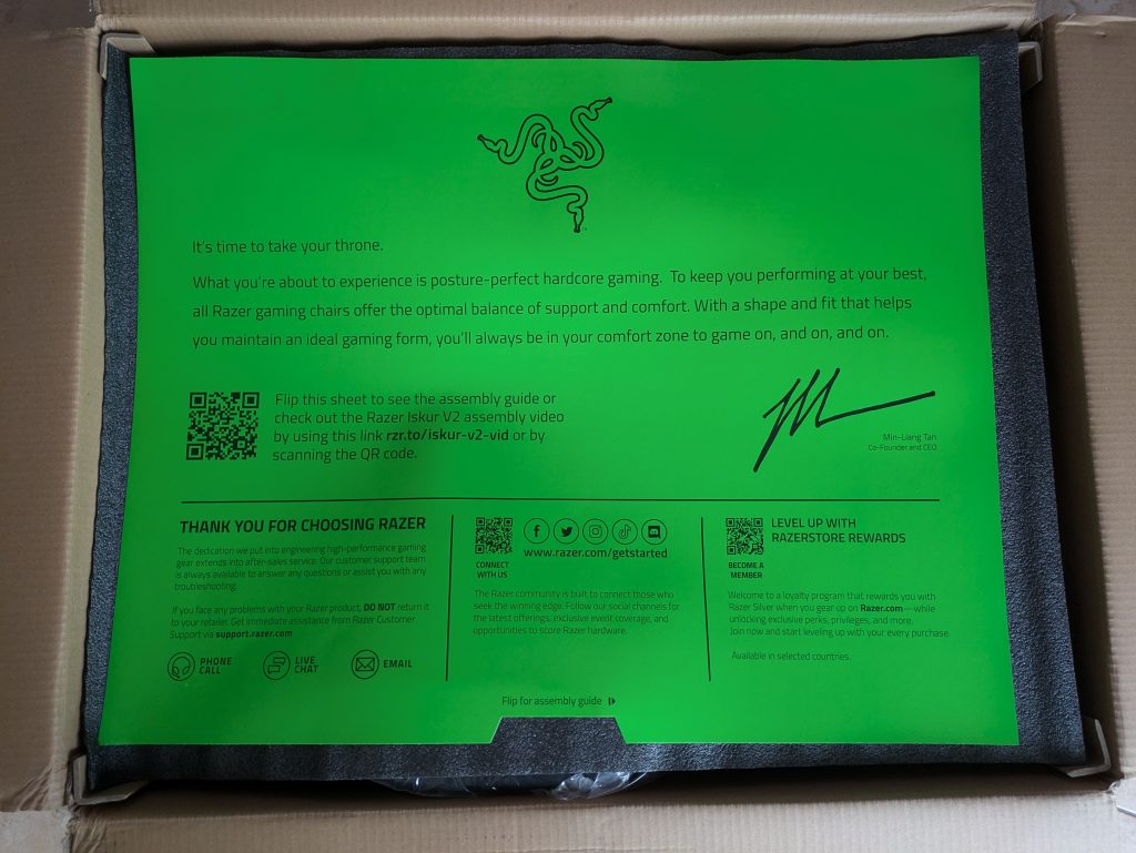 Verpackung des Razer Iskur V2 Gaming-Stuhls geöffnet