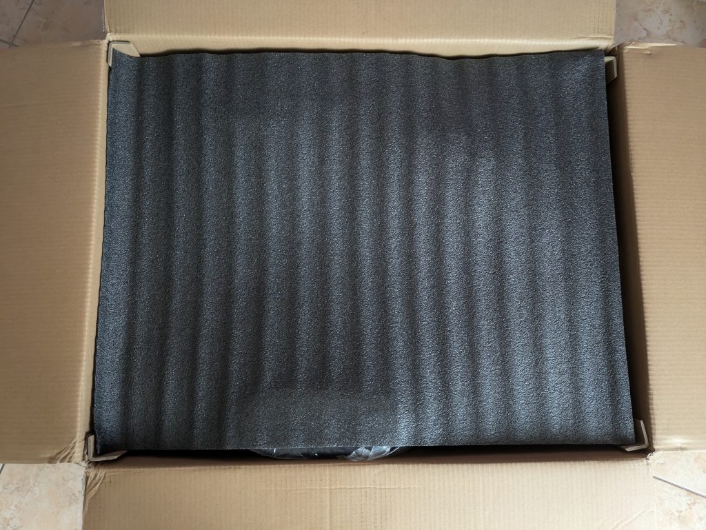 Verpackung des Razer Iskur V2 Gaming-Stuhls geöffnet (3)